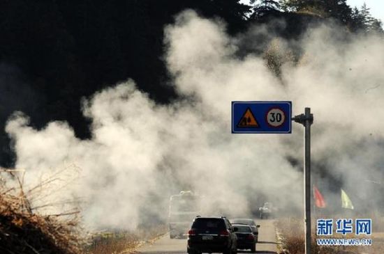 　　10月4日，在青海省互助土族自治縣，農(nóng)民焚燒秸稈致使公路被濃煙籠罩。進(jìn)入金秋收獲季節(jié)，在青海省東部農(nóng)業(yè)區(qū)，當(dāng)?shù)匾恍┺r(nóng)民在田地里焚燒秸稈，產(chǎn)生的濃煙不僅污染環(huán)境，還大大降低了能見度，給交通安全造成隱患。新華社記者 侯德強(qiáng) 攝