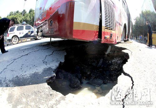 塌陷處地下已被掏空，坑內(nèi)空洞很大