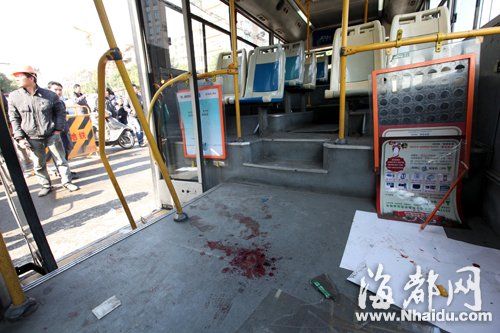車上乘客不同程度受傷，掛在車上的廣告牌因劇烈震動砸下