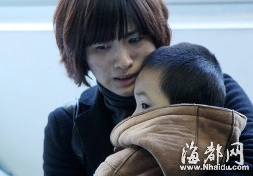 省立醫(yī)院里，這位姓裴的女士抱著驚魂未定的四歲小孩，回憶起剛剛的驚魂一幕，不禁潸然淚下