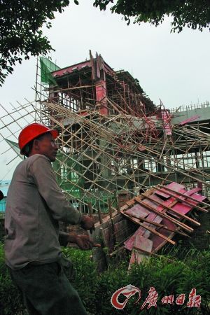 在建的化工廠食堂北面腳手架全部坍塌。
