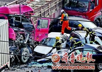 26日中午，消防官兵正在事故現(xiàn)場(chǎng)搜救被困人員?！”緢?bào)記者 郭建政 攝