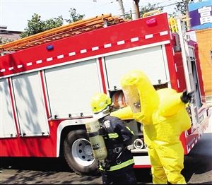 全副武裝的消防隊(duì)員準(zhǔn)備進(jìn)入廠內(nèi)