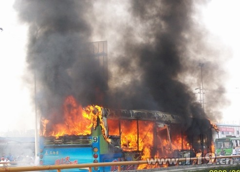 乘坐公共汽車遇突發(fā)事件應(yīng)急常識