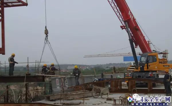 掛籃懸臂澆筑施工現(xiàn)場(chǎng)常見(jiàn)的安全隱患_1