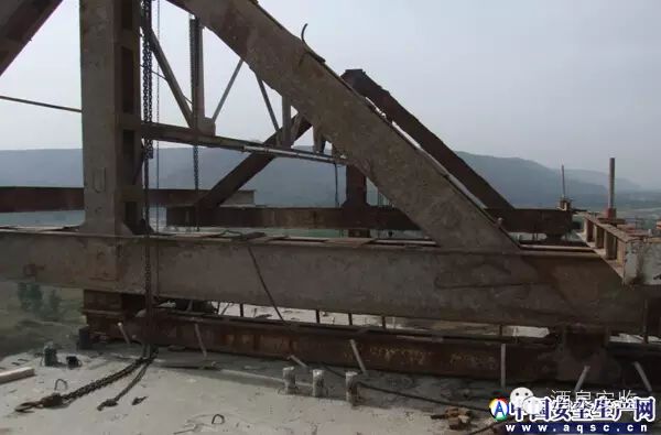 掛籃懸臂澆筑施工現(xiàn)場(chǎng)常見(jiàn)的安全隱患_4