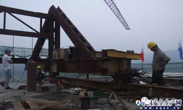 掛籃懸臂澆筑施工現(xiàn)場(chǎng)常見(jiàn)的安全隱患_5