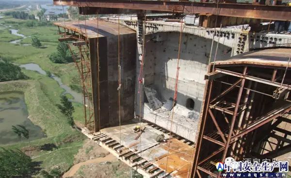 掛籃懸臂澆筑施工現(xiàn)場(chǎng)常見(jiàn)的安全隱患_16