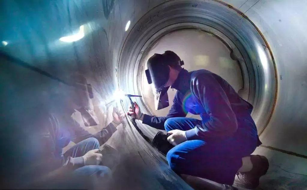 焊工在容器內(nèi)作業(yè)時，借用氧氣置換而引發(fā)火災(zāi)