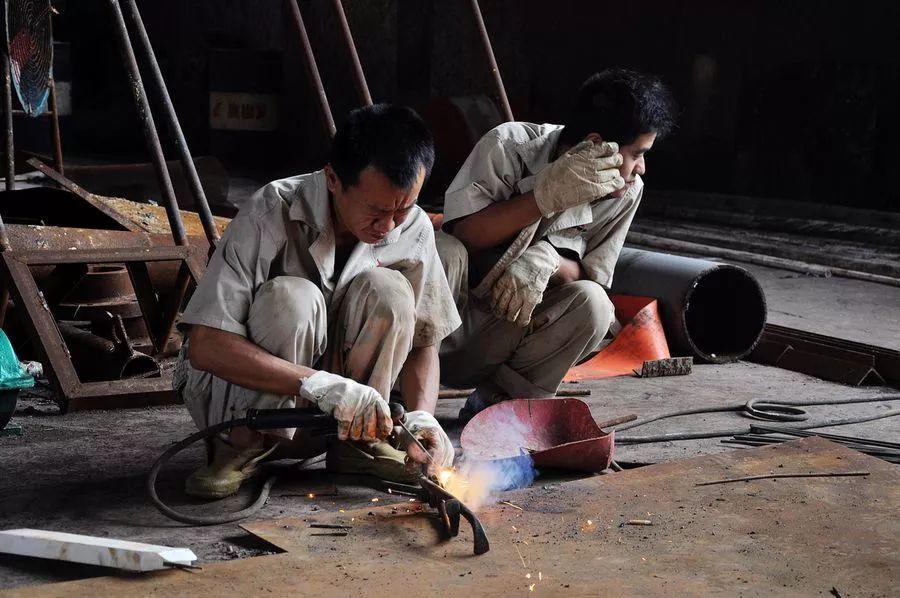 接線板燒損，焊機外殼帶電造成電擊事故