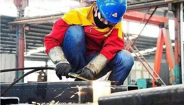 更換焊條時用手觸碰焊鉗口，遭遇電擊