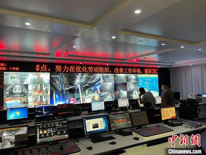 清水營煤礦指揮中心監(jiān)控大屏上實(shí)時(shí)傳回救援畫面?！±钆迳?攝