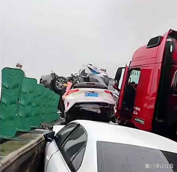 湖南高速多車相撞致16死66傷 現(xiàn)場(chǎng)畫(huà)面曝光一片狼藉