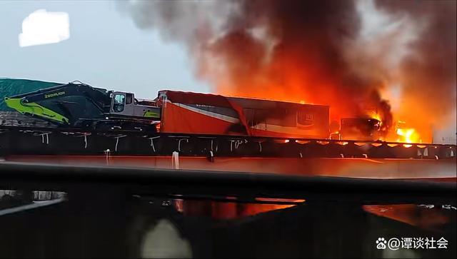 湖南高速多車相撞致16死66傷 現(xiàn)場(chǎng)畫(huà)面曝光一片狼藉