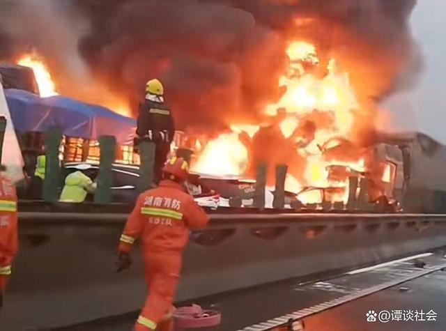 湖南高速多車相撞致16死66傷 現(xiàn)場(chǎng)畫(huà)面曝光一片狼藉