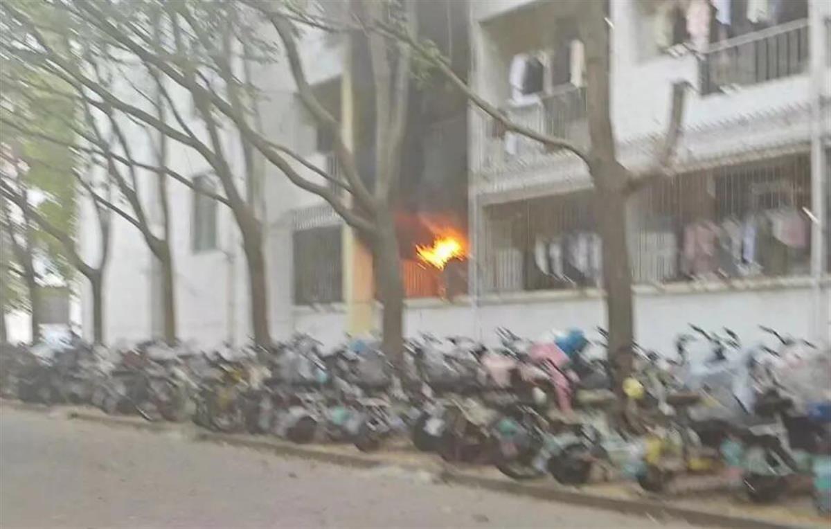 宿舍起火還要刷臉撤離，保障安全不能本末倒置