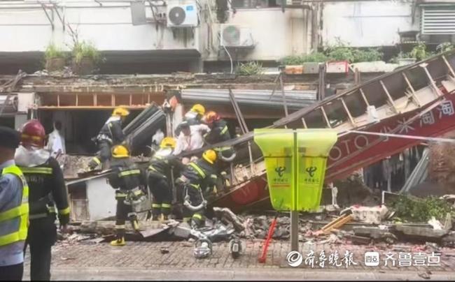 上海一商業(yè)街門頭連片坍塌 突發(fā)事故現(xiàn)場救援