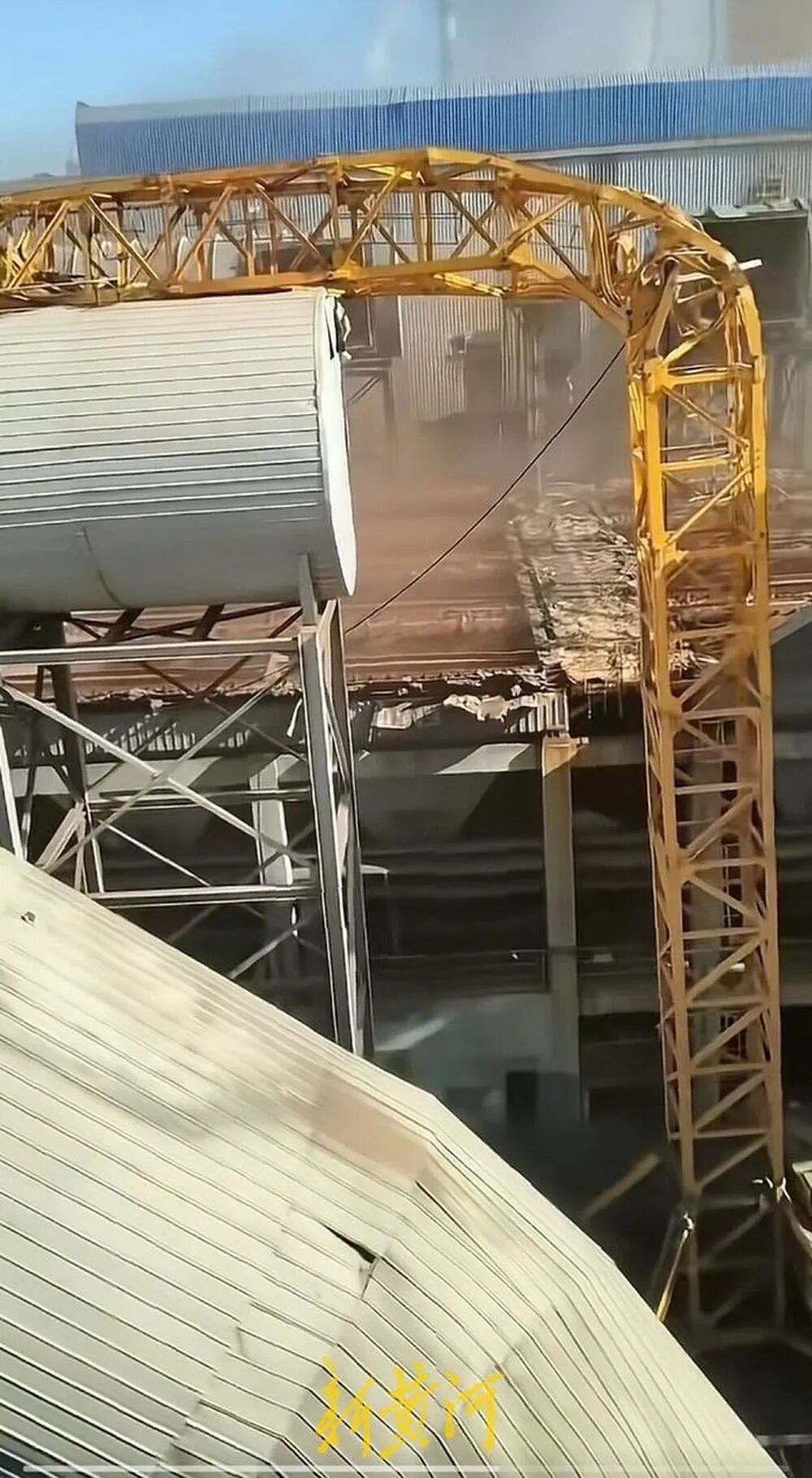 河北昌黎一鋼鐵廠發(fā)生塔吊倒塌事故 致1死