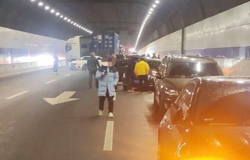 G40滬陜高速長(zhǎng)江隧道發(fā)生多車追尾事故 致16車受損