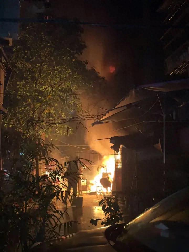 長沙一老社區(qū)居民樓突發(fā)大火 致1死