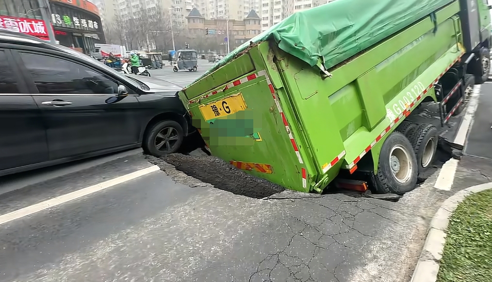 河南新鄉(xiāng)路面塌陷 一渣土車被困