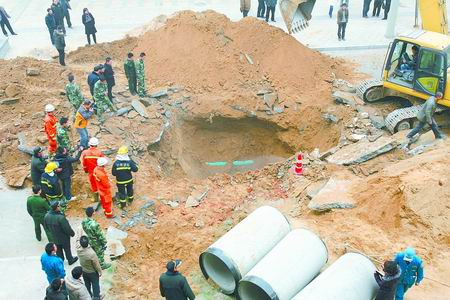 鄭州樓盤工地發(fā)生塌方2人被埋喪生(組圖)