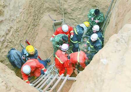 鄭州樓盤工地發(fā)生塌方2人被埋喪生(組圖)