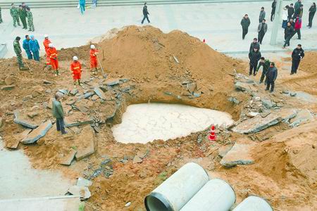 鄭州樓盤工地發(fā)生塌方2人被埋喪生(組圖)