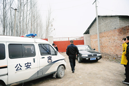 警方趕至現(xiàn)場(chǎng)調(diào)查。(記者 翟小雪/攝)