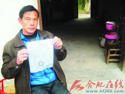 羅家平拿著他的“疑似塵肺”病歷，輕飄飄的一張紙似有千斤重。